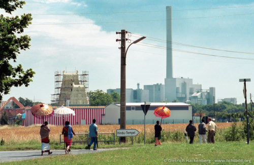 Hindutempel im Industriegebiet - Hamm-Uentrop - Im Industriegebiet von Hamm Uentrop ist der grösste Hindutempel Kontinentaleuropas errichtet worden. In unmittelbarer Nachbarschaft zu einem Kohlekraftwerk, einer Fleischfabrik und einem Baustoffhandel wurde hier im März 2000 der Grundstein für den Neubau des heutigen Tempels gelegt. Die Ursache für das ungewöhnliche Baugrundstück ist aber nicht der verkappte Versuch der Stadtverwaltung, die Religionsausübung an die Peripherie zu verbannen; vielmehr haben sich die tamilischen Bauherren das Grundstück selbst ausgesucht. Es liegt nur 300 Meter vom Datteln-Hamm-Kanal entfernt, den sie für ihre rituellen Waschungen brauchen. Foto © Dietrich Hackenberg