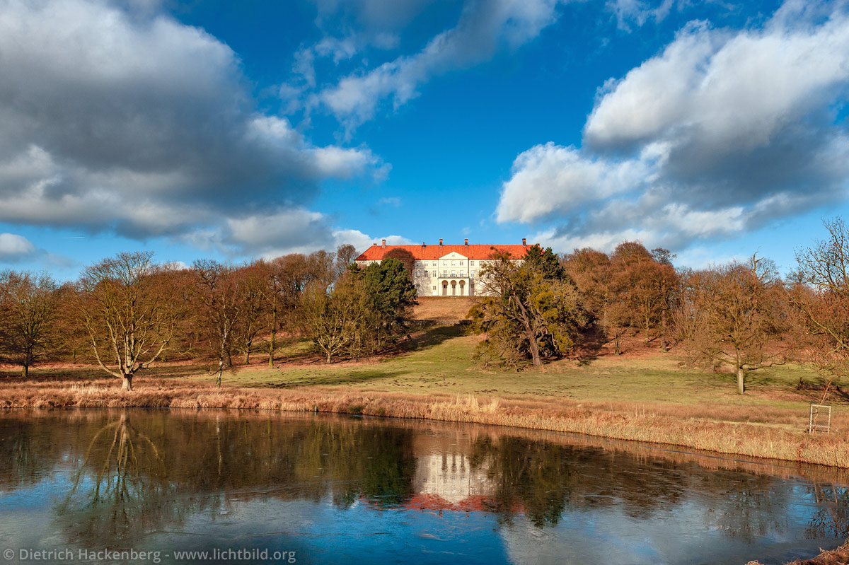 Schloss Cappenberg mit gefrorenem See - Selm - Foto © Dietrich Hackenberg