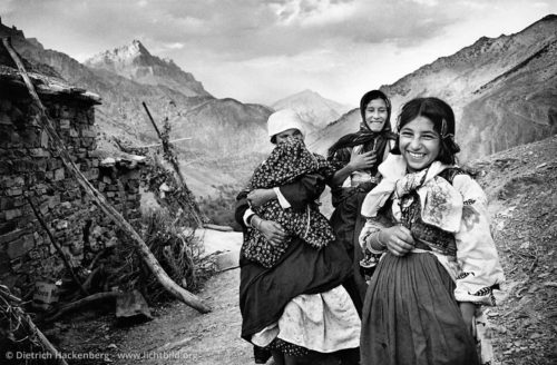 Frauen aus dem Dorf Yoncali - Yoncali, Provinz Hakkari 1991 - Das Dorf Yoncali gehört zu den ärmsten Dörfern der Provinz Hakkari. Hier wurde der Film „Eine Saison in Hakkari” von Erden Kiral gedreht. - Foto © Dietrich Hackenberg