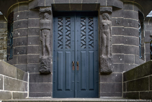 Adam und Eva am Portal des Hohenhofes - Am Stirnband, Hagen - Portal auf der Strassenseite des Hohenhofes mit zwei figürlichen Reliefs von Hermann Haller, die Adam und Eva darstellen. Foto © Dietrich Hackenberg