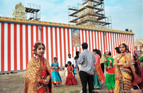 Tänzerinnen beim Einweihungsfest. Hindutempel, Hamm-Uentrop. Foto © Dietrich Hackenberg