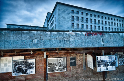 Ehemaliges Reichsluftfahrtministerium, Berliner Mauer und die Ausstellung „Topografie des Terrors” - Rund um die Niederkirchnerstrasse, 10963 Berlin - Gelände des ehemaligen Gestapogefängnisses an der Prinz Albrecht Straße. Foto © Dietrich Hackenberg […] 27. Juli 1936 Wir beteiligen uns ein bischen in Spanien. […] 15. August 1936 [. . .] In Spanien machen die Nationalisten Fortschritte. Das machen unsere Flug­zeuge […] Wir haben keine Bezahlung gefordert. Das wird später abgemacht. Jetzt sollen sie die Roten vernichten. [. . .] Tagebucheinträge des Reichspropagandaministers Joseph Goebbels zum Einsatz der Legion Condor auf Francos Seite im Spanischen Bürgerkrieg. Tagebücher. Band 3. 1935-1939 Foto © Dietrich Hackenberg