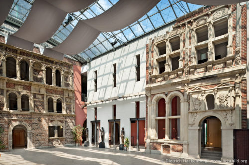 Überdachter Innenhof des Schloss Horst Gelsenkirchen - Der ehemalige Innenhof im Stil italienische Palazzoarchitektur ist mit heute Glas überdacht. Fassaden und Innenräume wurden von Künstlern und Bildhauern aus dem deutsch-niederländischen Grenzgebiet gestaltet. Foto © Dietrich Hackenberg