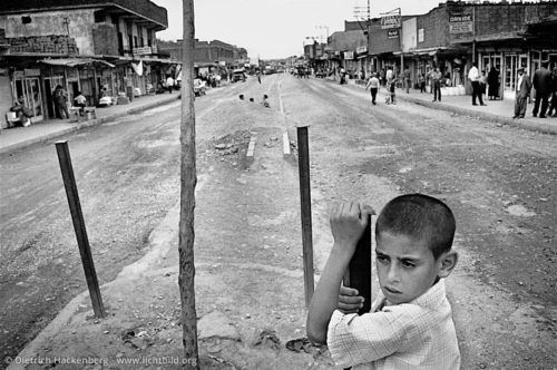 Hauptstrasse von Cizre. Cizre, Türkei 1991 Cizre ist ein altes Schmugglerstädtchen im türkisch-, irakisch-, syrischen Grenzgebiet am Rande des Cudi-Gebirges. Wegen der hier im Sommer herrschenden Hitze gibt es über diesen Ort den weit verbreiteten Spruch: „Wäre Gott in Cizre gewesen, hätte er sich die Erfindung der Hölle erspraren können.” Foto © Dietrich Hackenberg