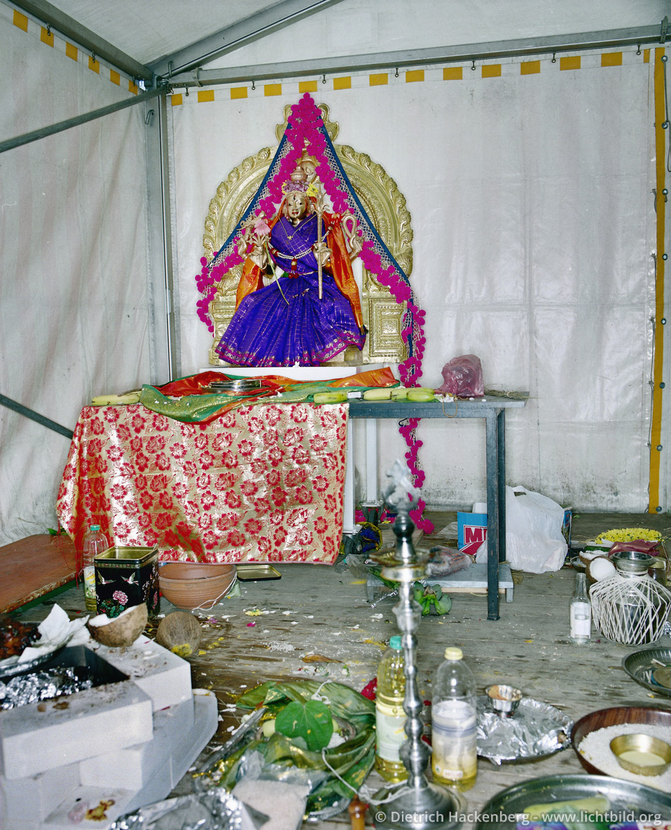 Übereste einer Zeremonie im provisorischen Zelt - Hindutempel, Hamm-Uentrop - Foto © Dietrich Hackenberg