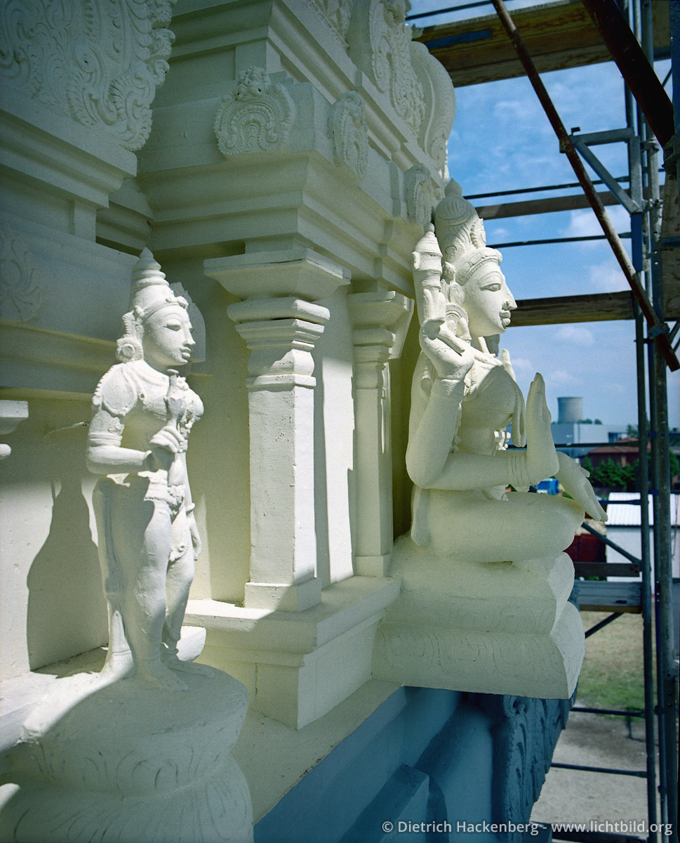 Figuren am grössten der Tempeltürme - Hindutempel, Hamm-Uentrop - Handwerker aus Indien fertigten vor Ort die über 200 Götterfiguren, die den Bau schmücken. Foto © Dietrich Hackenberg