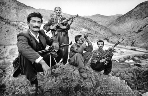 Kurdische Dorfwächter - Provinz Hakkari, Türkei 1991. Bewaffnete Dorfschützer auf einem Berg oberhalb ihres Lagerplatzes an der Strasse nach Hakkari. - Foto © Dietrich Hackenberg