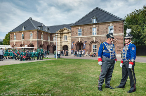 Zitadellenhaupttor der Festung Wesel - Im Vordergrund Mitglieder des Schützenverein Schill'sche Offiziere aus Grevenbroich-Süd angereist zur Eröffnung der neuen Schillausstellung 2009. Foto © Dietrich Hackenberg