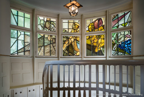 Thorn Prikker Fenster im Treppenaufgang Hohenhof - Am Stirnband, Hagen - Das Thorn-Prikker Fenster im Treppenaufgang zu den Privaträumen zeigt das symbolische Motiv der Verdrängung der Finsternis durch Licht und Farbe. Foto © Dietrich Hackenberg