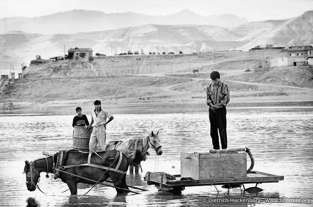 Wasserhändler beim Gebet im Tigris, Türkei 1991 - Foto © Dietrich Hackenberg