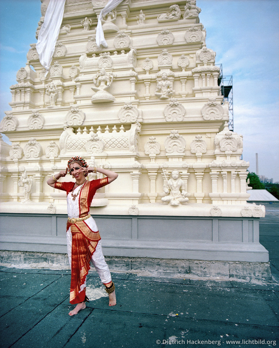 Tempeltänzerin vor dem Hauptturm - Hindutempel, Hamm-Uentrop - Deutsche Tempeltänzerin in traditioneller indischer Kleidung, die bei der Einweihungszeremonie auf dem Dach des Tempels tanzt - Foto © Dietrich Hackenberg
