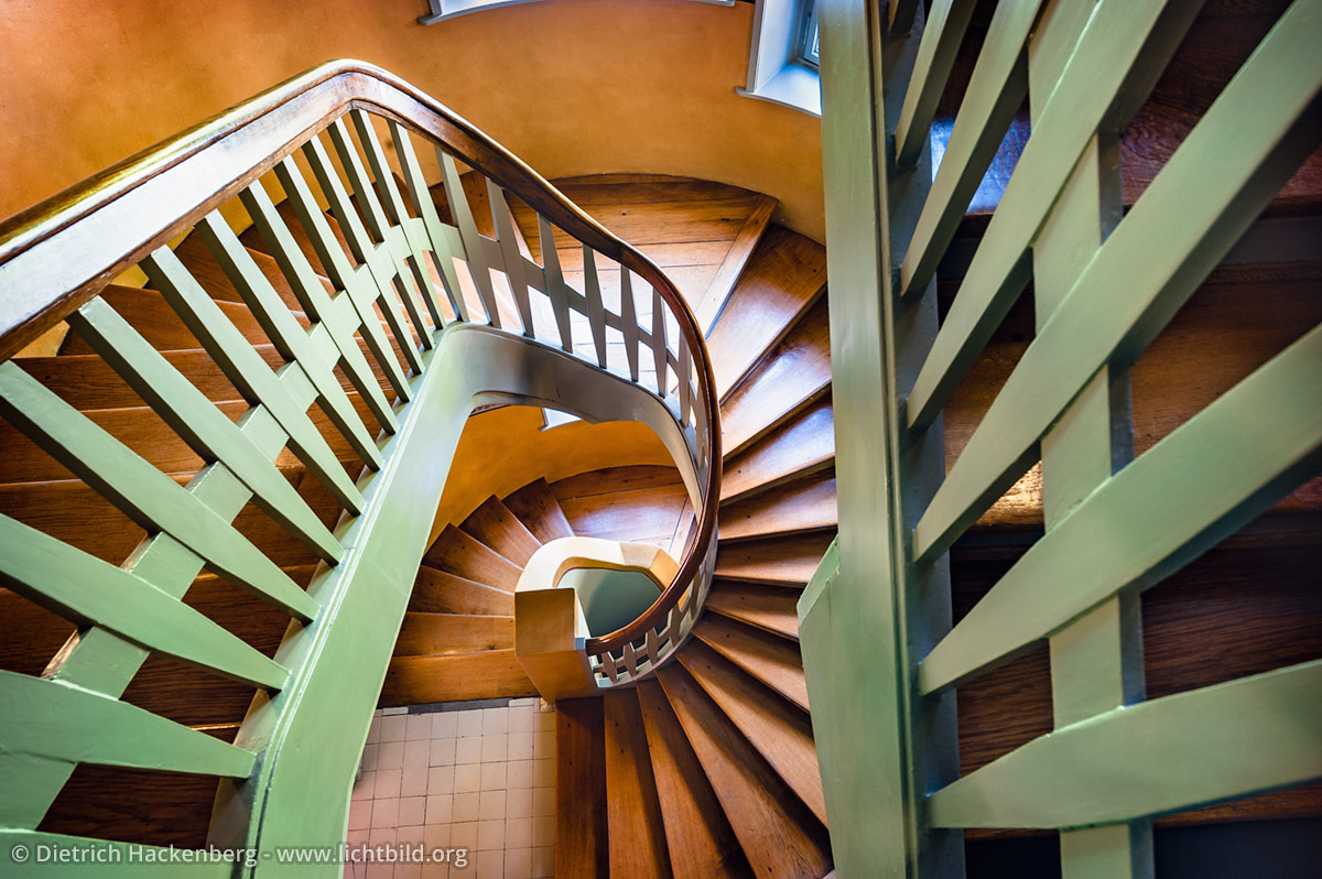 Jugendstil Treppenhaus im Hohenhof - Am Stirnband, Hagen - In elegantem Schwung führt die vom Architekten van de Velde entworfene Treppe zu den Privaträumen in der oberen Etage. Foto © Dietrich Hackenberg