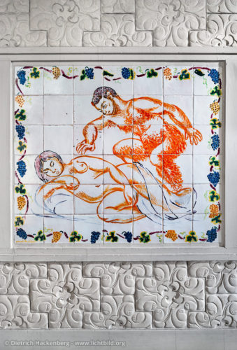 Wandkacheln von Henri Matisse im Wintergarten des Hohenhofes - Am Stirnband, Hagen - Der Wintergarten verbindet die Eingangshalle mit dem südlich gelegenen Arbeitszimmer. Die oberen Wandflächen sind mit gegossenen Stuckornamenten verblendet. 1908 malte Henri Matisse für den Wintergarten ein Fliesentriptychon. Das Mittelstück zeigt einen Satyr und eine Nymphe. Foto © Dietrich Hackenberg