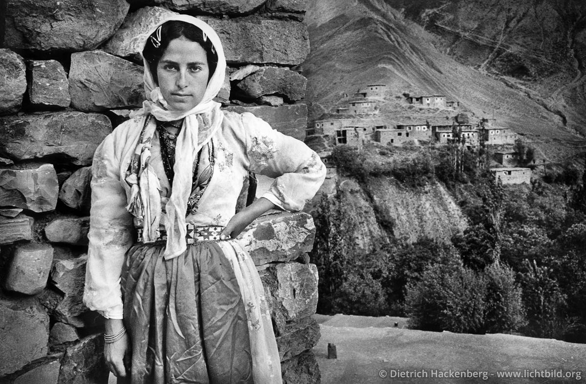 Mädchen aus dem Dorf Yoncali - Yoncali, Provinz Hakkari, Türkei 1991 - Im Hintergrund Steinhäuser gebaut in der ursprünglichen Architektur der Region. Foto © Dietrich Hackenberg