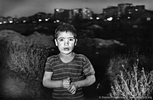 Kurdisches Mädchen am Stadtrand von Diyarbakir, Türkei 1991. Foto © Dietrich Hackenberg