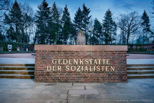 Gedenkstätte der Sozialisten - Grab- und Gedenkstätte innerhalb des Zentralfriedhofs Friedrichsfelde in Berlin - Auf der großen Gedenktafel sind Spanienkämpfer genannt: Der Kommunist Franz Vehlow, der zusammen mit Hans Beimler 1936 bei Madrid umkam. Karl Thoma, alias Ernst Blank, Politkommissar der XI. Brigade oder die Sozialdemokraten Otto Jürgensen und Hermann Drumm, die beide im Sommer 1937 in Spanien fielen. Foto © Dietrich Hackenberg