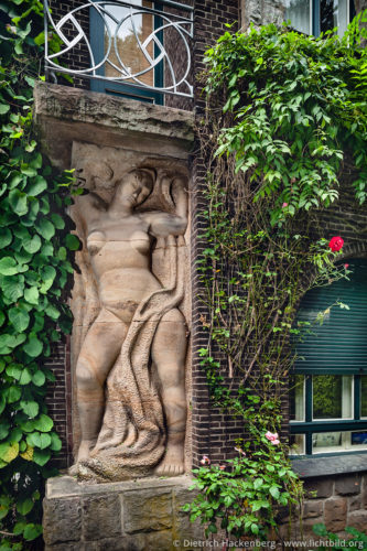 Karyatide am Wohnhaus der Künstlerin Milly Steger - Am Stirnband, Hagen - Karyatide (Skulptur einer weiblichen Figur mit tragender Funktion in der Architektur) von Milly Steger an ihrem Hagener Wohnhaus am Stirnband (1912-1917) Foto © Dietrich Hackenberg