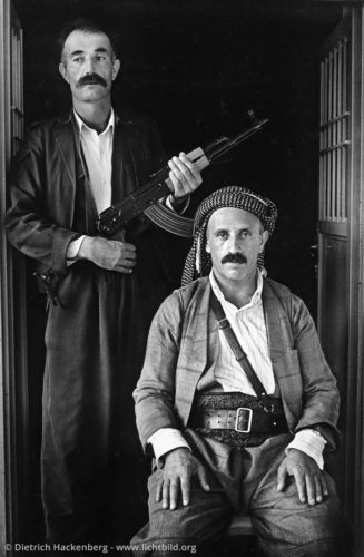 Kurdischer Agha und sein Offizier - Beytüssebap, Provinz Hakkari, Türkei 1991 - Tahir Adiyaman, der Agha (Stammesfürst) des Jirki Stammes, ist Chef über eine große Armee von Dorfwächern. Er steht mit seinen Gefolgsleuten im Dienst der türkischen Regierung. - Foto © Dietrich Hackenberg