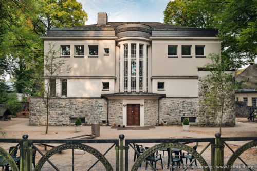 Villa Cuno - Haßleyer Straße 35, Hagen - Als die Planung für die Künstlerkolonie Hohenhagen voranging, stellte der Architekt Peter Behrens für den westlichen Bereich der geplanten Künstlersiedlung einen Bebauungsplan auf. Auf dem Grundstück an der Einmündung der Stirnband Straße errichtete Behrens im Auftrag von Osthaus 1909/10 das Wohnhaus des damaligen Hagener Oberbürgermeisters Willi Cuno. Die Villa Cuno wurde Mitte der 1990er Jahre umgebaut und wurde zuletzt von einem Kindergarten genutzt. Foto © Dietrich Hackenberg