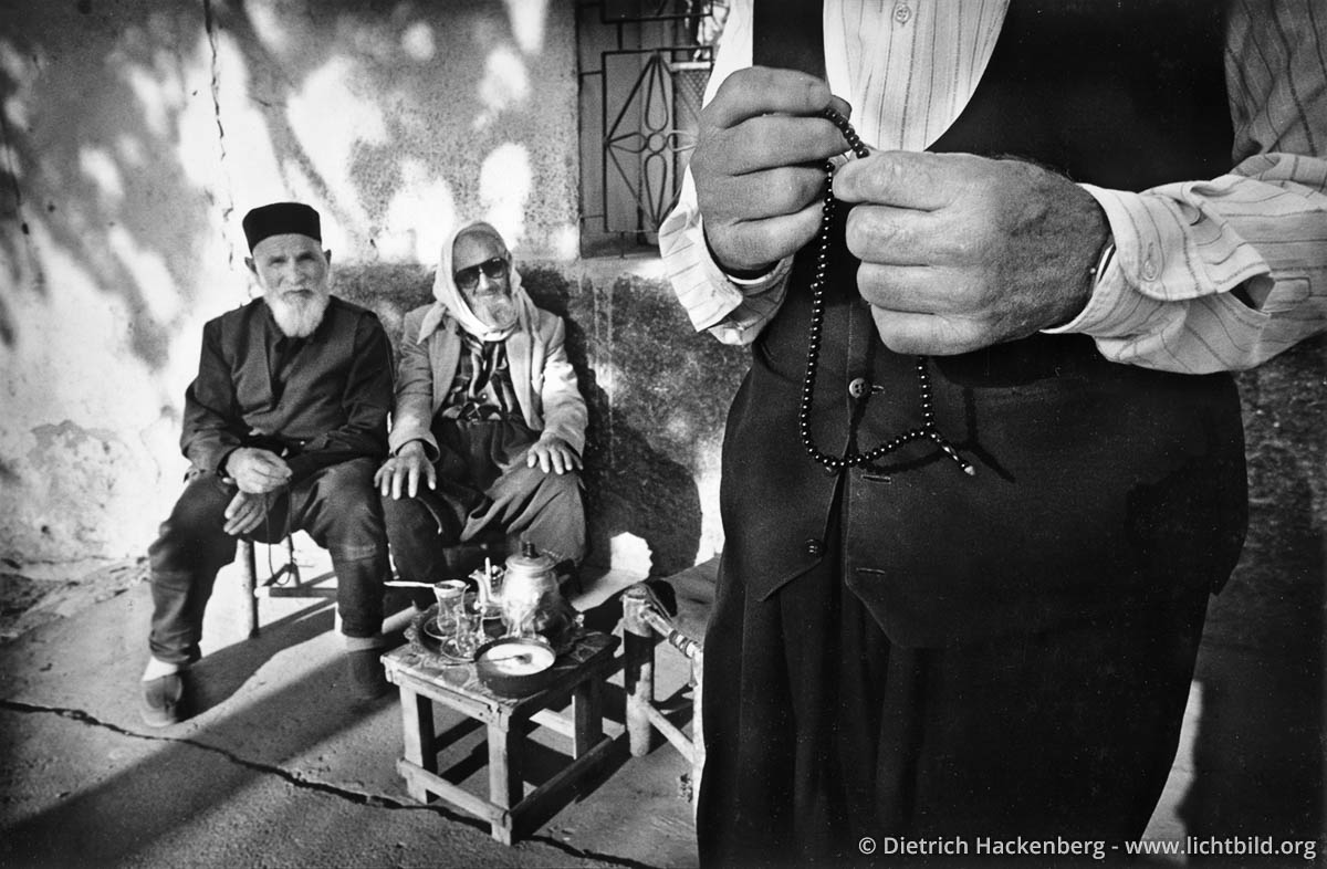 Tee trinkende Greise - Diyarbakir, Türkei 1991 - Foto © Dietrich Hackenberg