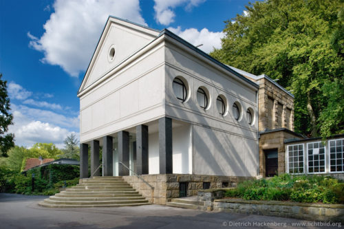 Eduard-Müller-Krematorium - Am Berghang 30, Hagen - Peter Behrens entwarf 1907 das Krematorium. In Betrieb genommen werden konnte es erst 1911, nachdem die Feuerbestattung im Deutschen Reich offiziell legalisiert wurde. Foto © Dietrich Hackenberg