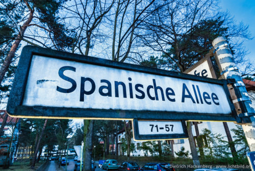 Strassenschild „Spanische Allee” - Spanische Allee/ Ecke Breisgauer Straße, 14129 Berlin-Zehlendorf - Nach Rückkehr der „Legion Condor” aus dem Spanischen Bürgerkrieg 1939 benannten die Nationalsozialisten die „Wannseestrasse” in „Spanische Allee” um. 1998 wurde in der Nähe der „Gernika-Platz” eingeweiht, um der Bombardierung der baskischen Stadt durch die deutsche Fliegerstaffel mahnend zu gedenken. Foto © Dietrich Hackenberg