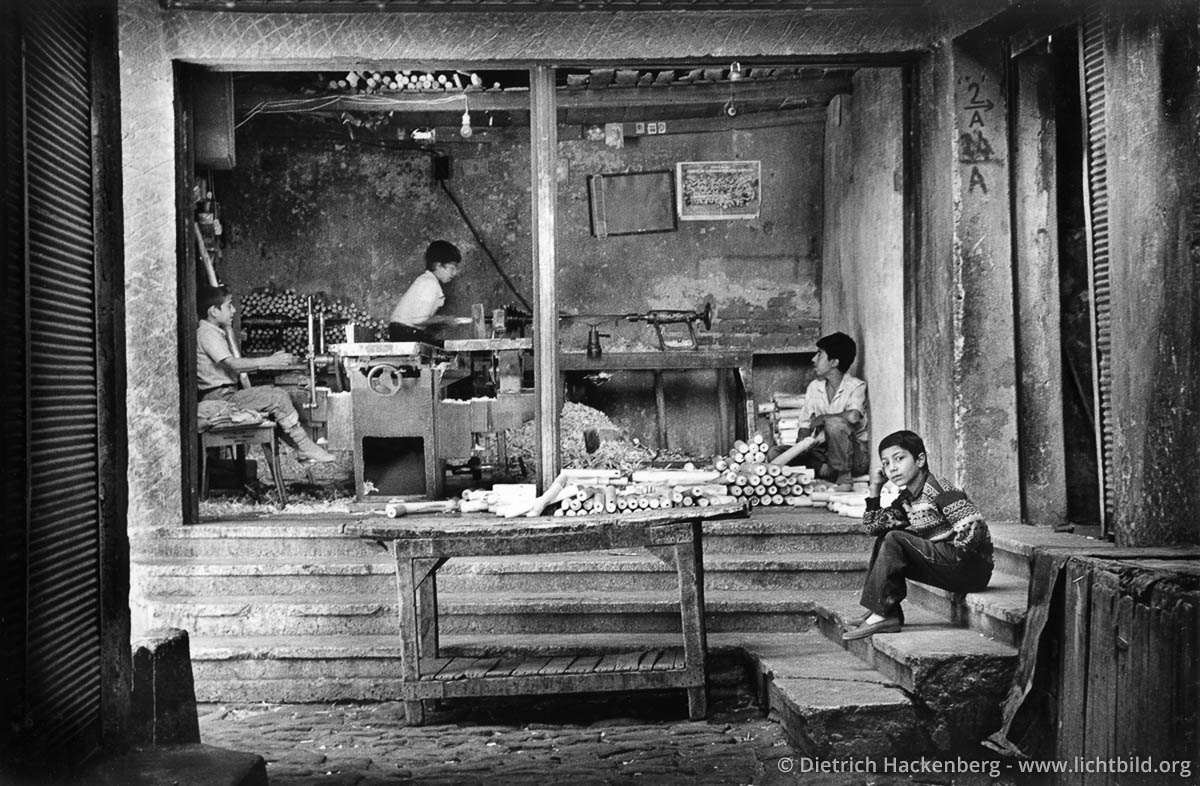 Kinderarbeit in einer Drechslerei - Diyarbakir, Türkei 1991 - Kurdische Jugendliche beginnen normalerweise spätestens mit 12 Jahren zu arbeiten um sich am Lebensunterhalt für die Familie zu beteiligen. Häufig müssen sie sich schon vorher als Schuhputzer und Zigarettenverkäufer verdingen, um sich einige Lira zu verdienen. - Foto © Dietrich Hackenberg