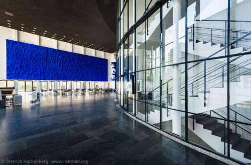 Treppenhaus Ruhnau und Wandrelief Klein - Musiktheater im Revier - Gelsenkirchen - Der Architekt Werner Ruhnau, vereinigte im Bau des Musiktheaters im Revier Architektur, Malerei und Plastik. Das Foyer wird dominiert von den Reliefs des Künstlers Yves Klein Foto © Dietrich Hackenberg