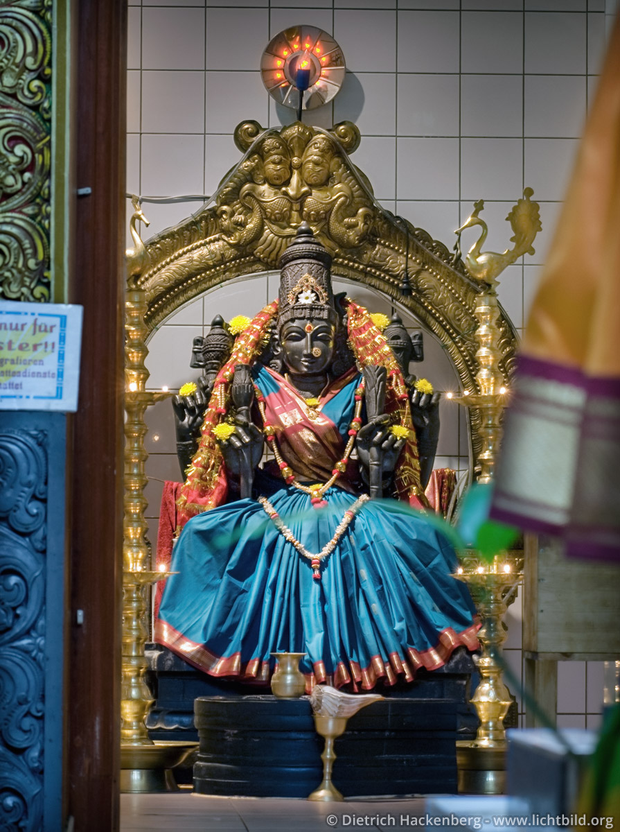 Die Göttin Sri Kamadschi Ampal in ihrem Schrein. Hindutempel, Hamm-Uentrop - Foto © Dietrich Hackenberg