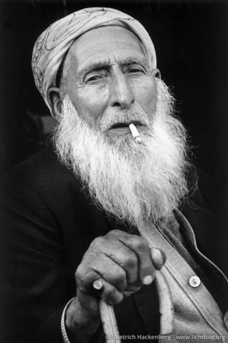 Ein rauchender Hadschi. Kurdischer Mekkapilger mit Turban. Diyarbakir, Türkei 1991 Foto © Dietrich Hackenberg