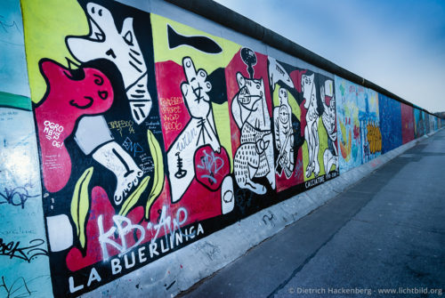 La Buerlinica Graffiti - East Side Gallery, Mühlenstraße Höhe Hausnr. 31, 10243 Berlin-Friedrichshain - Graffiti von Stephan Cacciatore auf dem Teilstück der Berliner Mauer „East Side Gallery“. Foto © Dietrich Hackenberg