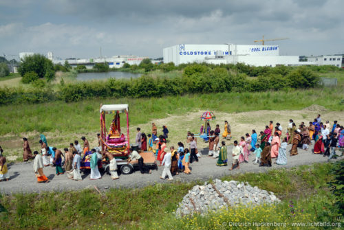 Mit der Göttin auf dem Weg durch Industriegebiet - Hindutempel, Hamm-Uentrop - Hindus während des Tempelfestes auf dem Weg mit einer Göttin zum Datteln-Hamm-Kanal durch das Industriegebiet von Hamm Uentrop. Dort steigen die Männer zum rituellen Bad ins Wasser. Foto © Dietrich Hackenberg