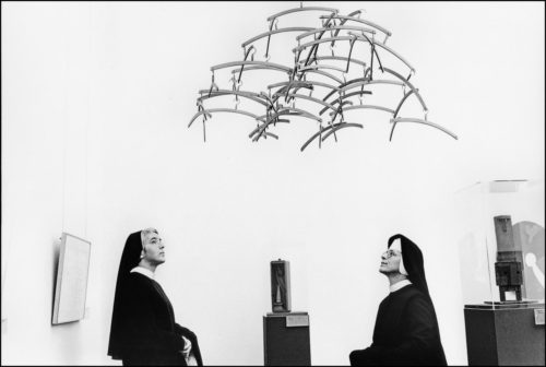 Nonnen im Kunstmuseum - Landesmuseum Münster - Vor dem Objekt aus Kleiderbügeln "Obstruction" (1920) von Man Ray - Foto © Dietrich Hackenberg