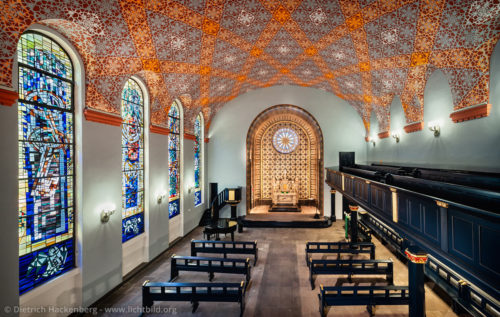 Altkatholische-Friedenskirche - Kirchenschiff - Essen - Die Ausmalung des Kirchsaals und die Mosaik-Auskleidung des Altarraums hat der niederländische Künstler Jan Thorn Prikker entworfen. Foto © Dietrich Hackenberg