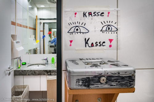 Die Toiletten-Kasse mit selbst gemaltem Hinweisschild. Arbeitsplatz Toilette - Kaufhof Dortmund Foto © Dietrich Hackenberg