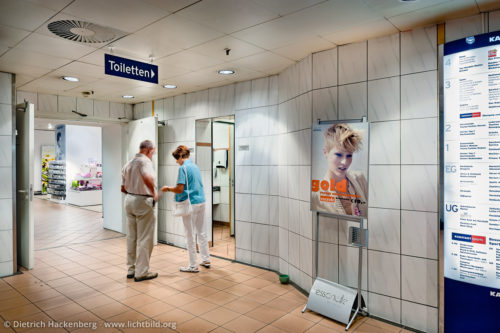 Auf der Suche nach Kleingeld für die Toilette. Arbeitsplatz Toilette - Kaufhof Dortmund - Foto © Dietrich Hackenberg