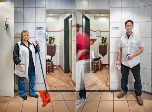 Doris und Torsten betreuen eine WC-Anlage in einem Kaufhaus. Als Angestellte eines Pächters wechseln sie sich in Früh- und Spätschichten ab. Arbeitsplatz Toilette - Kaufhof Dortmund Foto © Dietrich Hackenberg