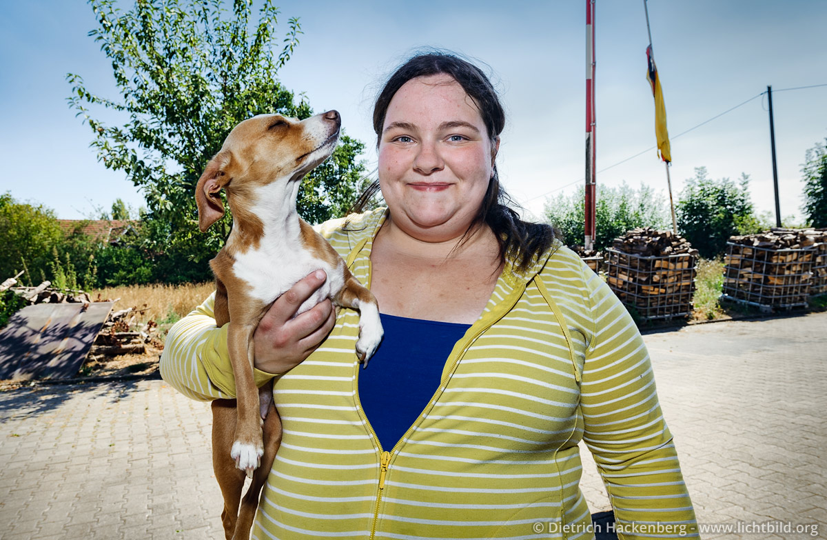 Mädchen mit Hund Portrait für die Broschüre "Chance Zukunft" des Arbeitsministeriums - Thema Aufsuchende Betreuung - Foto © Dietrich Hackenberg