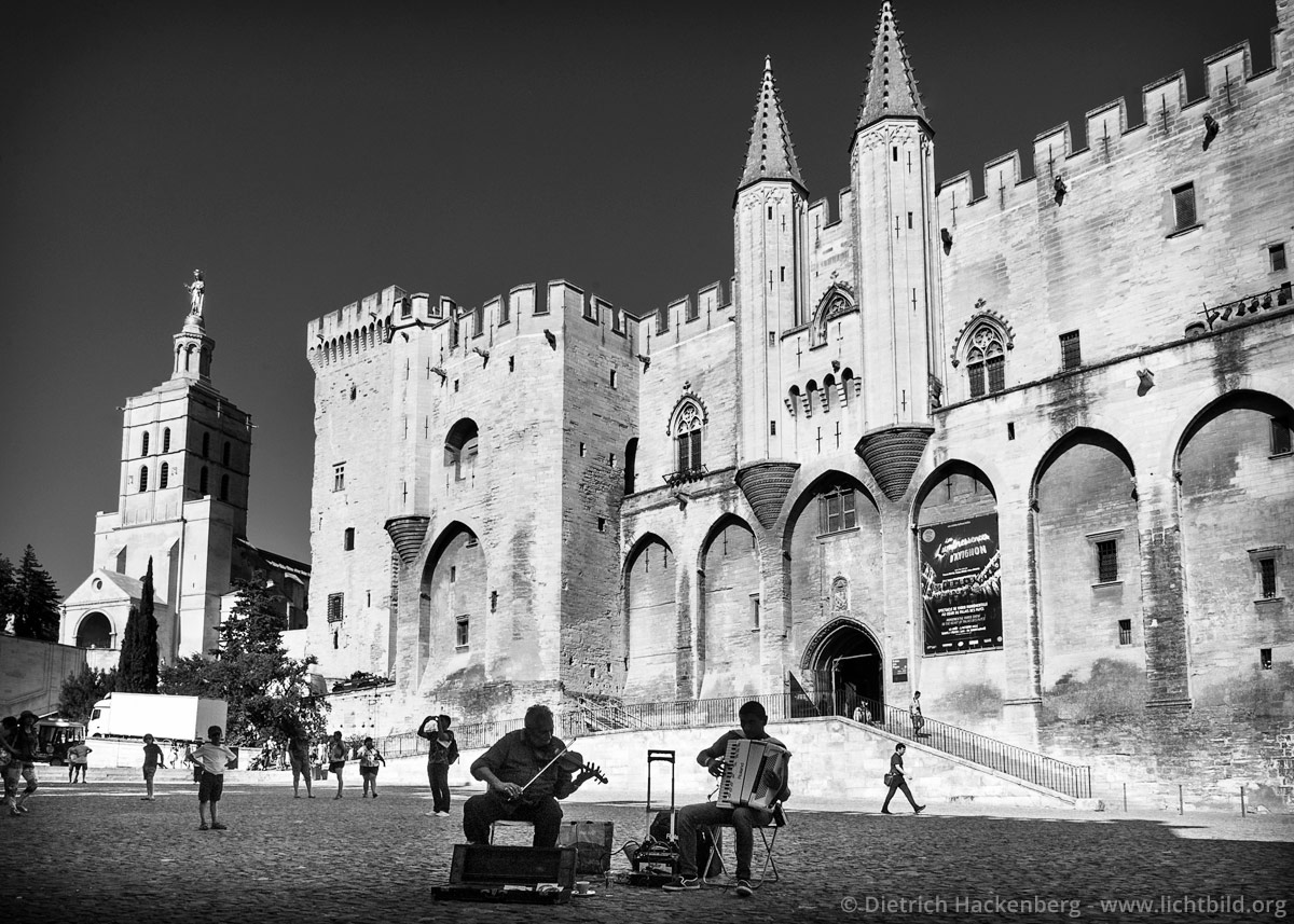 Papstpalast Avignon, Frankreich. Musiker vor dem Papstpalast. Der „Palais des Papes“ war zwischen 1335 und 1430 die Residenz verschiedener Päpste und Gegenpäpste. Foto © Dietrich Hackenberg