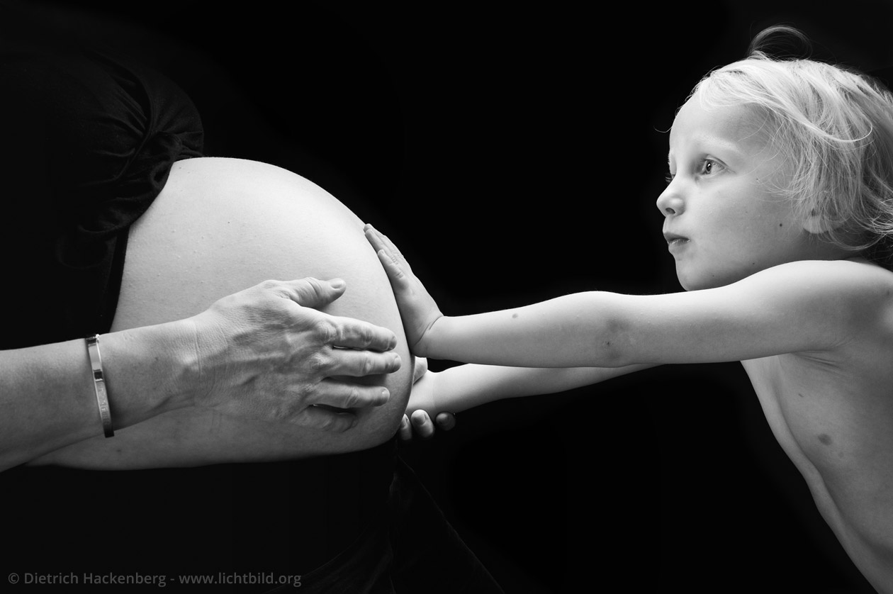 Schwangere mit Sohn - Foto © Dietrich Hackenberg
