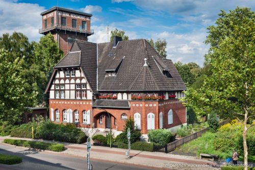 Bergbeamtenhaus und Hammerkopfturm - Castrop Rauxel - Den 1929/30 errichteten Hammerkopfturm über Schacht 3 an der Bodelschwinghstraße 3 nutzten die Bergleute zur Einfahrt. Er diente auch der Frischluftzufuhr und dem Materialtransport. Im Bergbeamtenhaus nebenan wohnten Zechenangestellte, um auch außerhalb der Arbeitszeit schnell vor Ort sein zu können. Foto © Dietrich Hackenberg