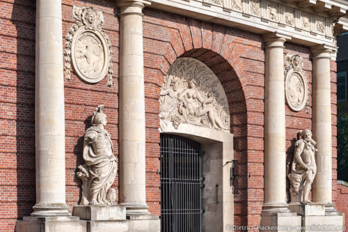 Minerva und Herakles am Berliner Tor - Wesel - Zwischen jeweils zwei dorischen Säulen befinden sich ebenfalls auf der Feldseite die überlebensgroßen Figuren der Minerva und des Herakles. Über den aus Sandstein gehauenen Figuren ist jeweils ein Medaillon angebracht. Sie zeigen einen schlafenden Löwen mit der lateinischen Umschrift: Selbst in der Ruhe zu fürchten und den fliegenden preußischen Adler mit der ebenfalls lateinischen Umschrift: Er weicht der Sonne nicht der Devise Friedrich Wilhelms I. Foto © Dietrich Hackenberg