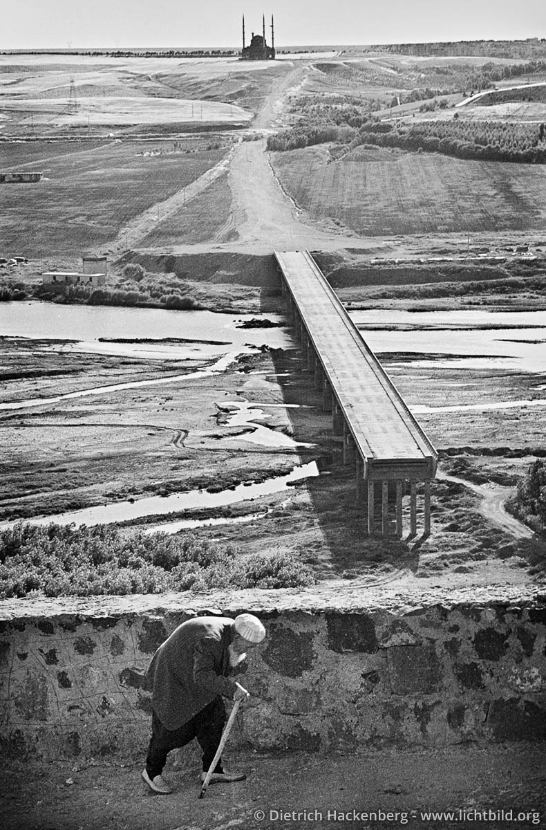 Brücke und Moschee im Bau - Diyarbakir, Türkei 1991 - Foto © Dietrich Hackenberg