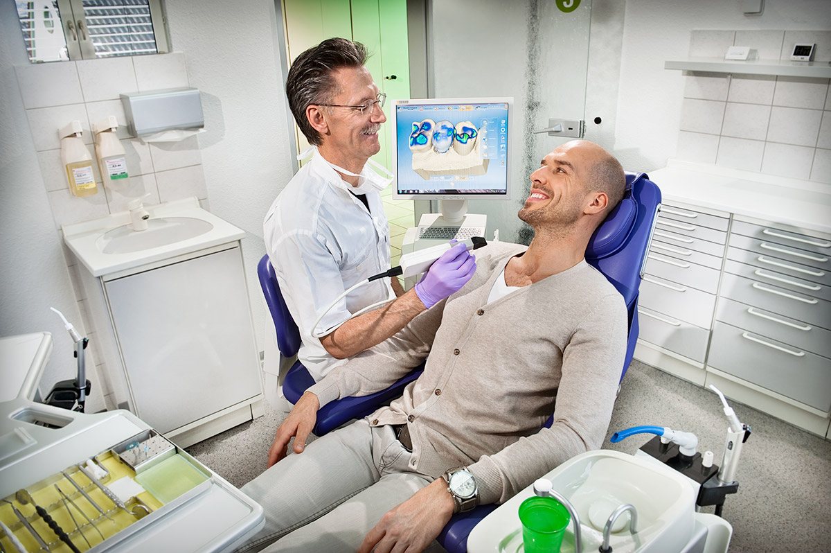 Zahnarzt bei der CEREC Bildaufnahme - Bild für eine Zahnarztwebseite - Foto © Dietrich Hackenberg
