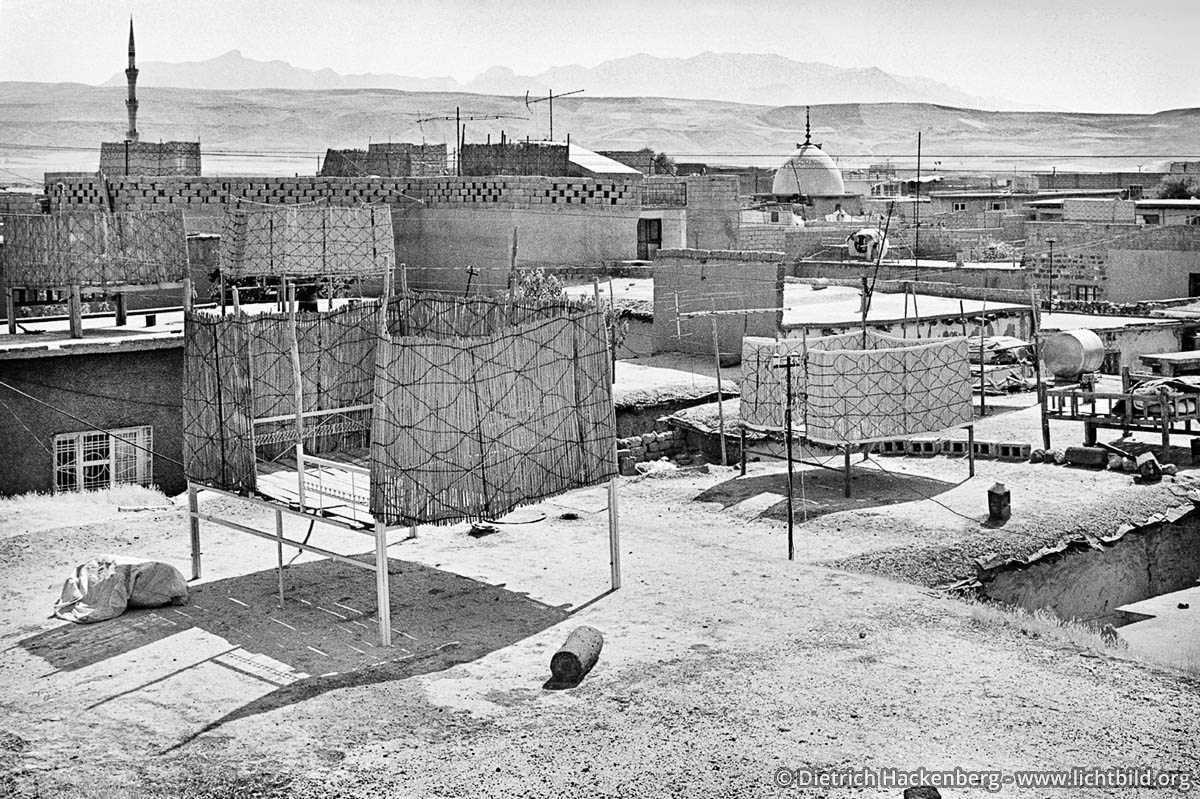 Betten auf Hausdächern - Cizre, Türkei 1991 - Kühle Übernachtungsstelle in den heißen Nächten. Im Hintergrund das Cudi-Gebirge. - Foto © Dietrich Hackenberg