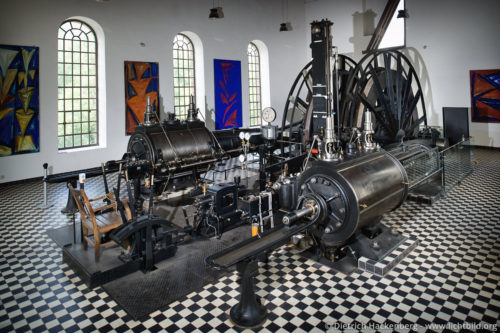 Dampfmaschine im Maschinenhaus der Zeche Nachtigall - Witten - Die Anfänge der Zeche Nachtigall, der größten erhaltenen Anlage im Muttental, reichen in vorindustrielle Zeit zurück. 1714 wird sie erstmals urkundlich erwähnt; 1832 schlossen sich neun kleine Zechen zur Gewerkschaft Vereinigte Nachtigall zusammen, die noch im gleichen Jahr mit dem Abteufen eines Tiefbauschachtes (Neptun) begann und im folgenden Jahr die Förderung aufnahm. Von der Zeche Nachtigall sind erhalten geblieben das Maschinenhaus mit einer von der Zeche Franz Haniel hierhin translozierten Zwei-Zylinder-Verbund-Dampfmaschine von 1887. Foto © Dietrich Hackenberg