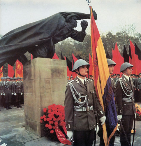 Eine Delegation der nationalen Volksarmee mit der Fahne der Spanischen Republik vor dem Spanienkämpferdenkmal. In: Horst Kühne. Krieg in Spanien 1936-1939. Ostberlin 1986.