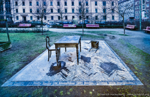 Der verlassene Raum - Denkmal für das Wirken jüdischer Bürger in Berlin Koppenplatz, 10115 Berlin Foto © Dietrich Hackenberg Juden gehören zu den ersten Freiwilligen, die nach Spanien kamen, um die Republik gegen Franco zu verteidigen. Circa 500 emigrierte jüdische Männer und Frauen aus Deutschland kämpften in Spanien. So begründeten z.B. Max und Golda Friedemann die erste Thälmann-Brigade, eine mehrheitlich jüdische Kampftruppe. An den vier Seiten der Bodenplatte des Denkmales von Karl Biedermann verläuft die Inschrift: »...O die Wohnungen des Todes, / Einladend hergerichtet / Für den Wirt des Hauses, der sonst Gast war - / O ihr Finger, / die Eingangschwelle legend / Wie ein Messer zwischen Leben und Tod - // O ihr Schornsteine / O ihr Finger, / und Israels Leib im Rauch durch die Luft!« Nelly Sachs (10. Dezember 1891 Berlin - 12. Mai 1970 Stockholm) © Foto Dietrich Hackenberg