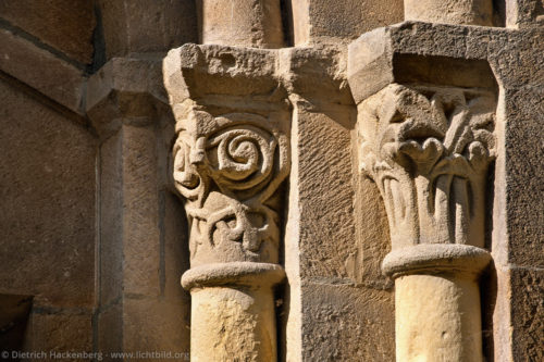 Detail des romanisches Stufenportal von St. Peter zu Syburg. Hohensyburg - Foto © Dietrich Hackenberg
