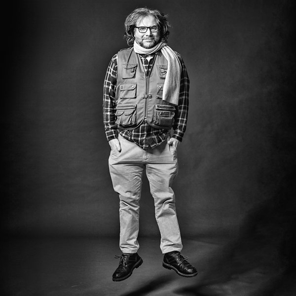 Fotograf Dietrich Hackenberg springt - SW-Portrait. Foto Matthias Hubert